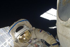Maxim Surajev během výstupu do volného kosmu