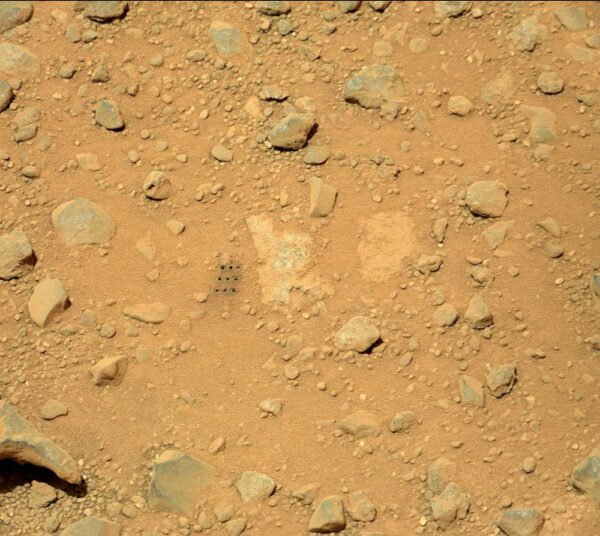 Sol 382 - kamera MastCam vyfotila oblast, kterou předtím zkoumal laserový analyzátor ChemCam