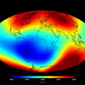 Zemské magnetické pole v červnu 2014 - červená místa znázorňují silné magnetické pole, modrá místa značí místa se slabším polem.