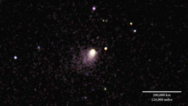 Kompozitní snímek C/2013 A1 (Siding Spring) palubním detektorem UVOT pořízený mezi 27. a 29. květnem 2014. Odražené slunečnísvětlo na prachových částicích komety je kolorováno do žluté, UV fotony (vyzařované molekulami hydroxylu) do fialové barvy. kredit: NASA/Swift/D. Bodewits (UMD), DSS