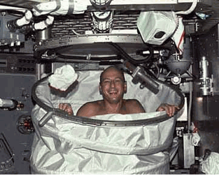 "Pete" Conrad po koupeli na Skylabu