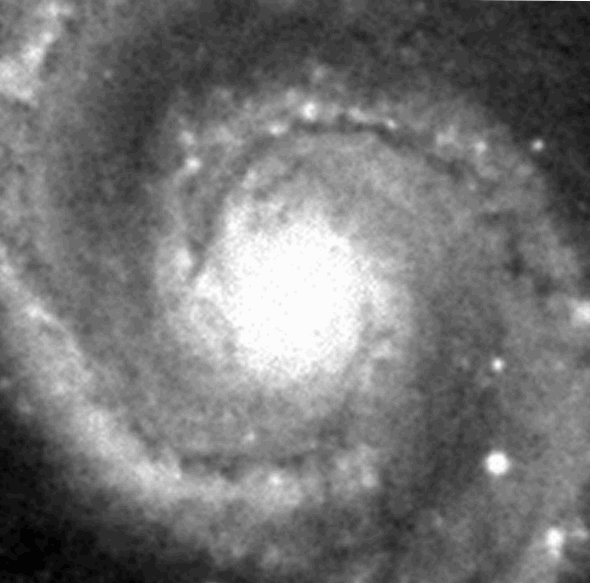 Srovnání centrální oblasti Vírové galaxie (M51) vyfocené pozemským dalekohledem (program DSS - Digitized Sky Survey) a podstatně ostřeji Gaiou 30.4.2014. Snímek z Gaiy je tmavší díky krátké expoziční době 2,85 s. Kredit: ESA/Gaia/DPAC/Airbus DS, ESO a autor.