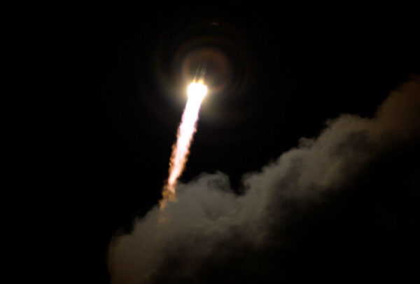 Gaia míří k obloze na palubě osvědčené rakety Sojuz. Kredit: ESA.