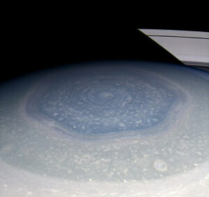 ŠestiúŠestiúhelníkový útvar u saturnova severního pólu nasnímaný sondou Cassini Zdroj: http://d1jqu7g1y74ds1.cloudfront.net/helníkový útvar u saturnova severního pólu nasnímaný sondou Cassini