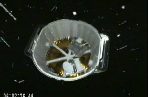 Netradiční pohled na oddělenou loď Dragon z kamery na horním stupni.