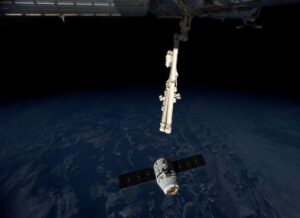 Dragon 10 metrů od ISS čeká na zachycení.