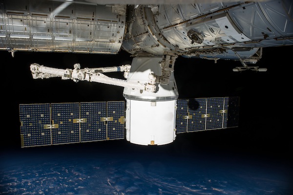 Dragon konečně připojen k ISS.