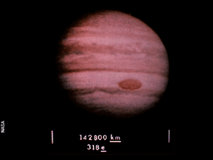 Jupiter s údaji o průměru a hmotnosti.