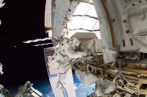 Gregory Wiseman během výstupu z ISS