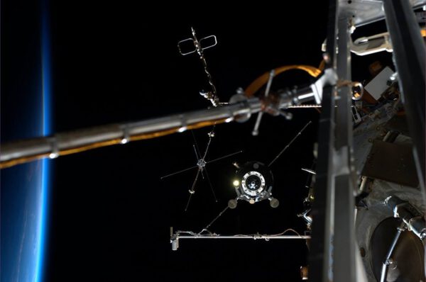Progress M-21M se odpojuje ISS.