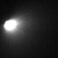 Na horních dvou snímcích HiRISE je vidět jádro i vnitřní oblast komy, spodní (s delší expozicí) ukazují vnější část komy, která přechází v ohon.