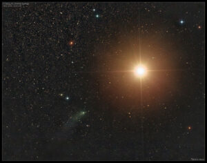 Snímek Damiana Peache z doby před těsným průletem. Jak kometa, tak planeta Mars se od nás v té době nacházely ve vzdálenosti 243 milionů kilometrů.