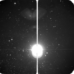 C/2013 A1 (Siding Spring) 4,8 úhlových minut od Marsu (19. 10. 22:19:46 SELČ) Zdroj: ESA's Optical Ground Station, Tenerife na Kanárských ostrovech, 1m teleskop (sever je v levé části snímku). Fotografie vznikla rovněž ve špatných pozorovacích podmínkách pouhých 17° nad jihozápadním obzorem. Výsledný snímek nepříznivě ovlivnila vysoká vlhkost vzduchu a silný vítr.