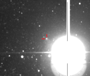 Na detailním snímku je vyznačena pozice komety proti daleko jasnějšímu Marsu.