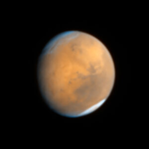 Takto zachytil Mars HST pomocí zařízení Wide Field Camera 3 19.10. brzy ráno našeho času. Snímek je zamlžen nejen díky velké vzdálenosti od naší planety, ale zřejmě i prezencí sezónních prachových bouří, které teď na jeho povrchu probíhají.