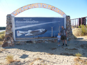 Autor textu se synem u hranic města Mojave, odkud startoval nejen stroj SpaceShipOne, ale i SpaceShipTwo.