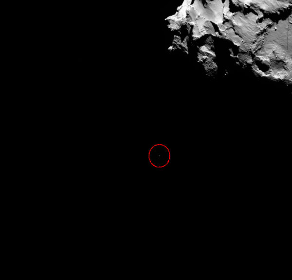 Tohle sice není fotka z Philae, ale z Rosetty, konkrétně z kamery OSIRIS. V kroužku ale můžeme vidět Philae během sestupného manévru.