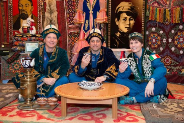 Fotografie v tradičním kazašském oblečení.
