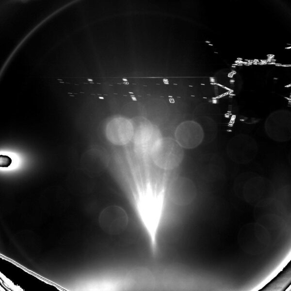 První fotka z Philae zachycuje sondu Rosetta