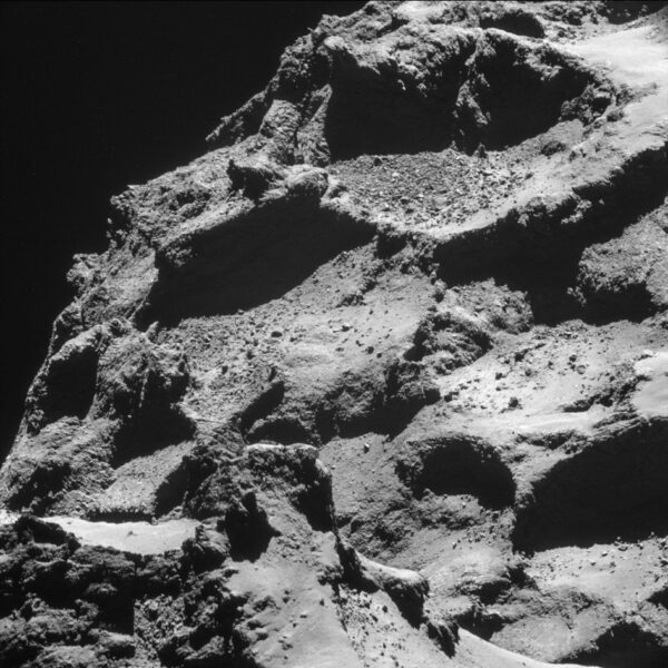Jádro komety 67P-Čurjumov/Gerasimenko pohledem palubní kamery NAVCAM