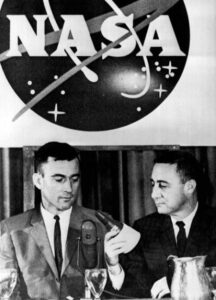 Posádka Gemini III během tiskové konference