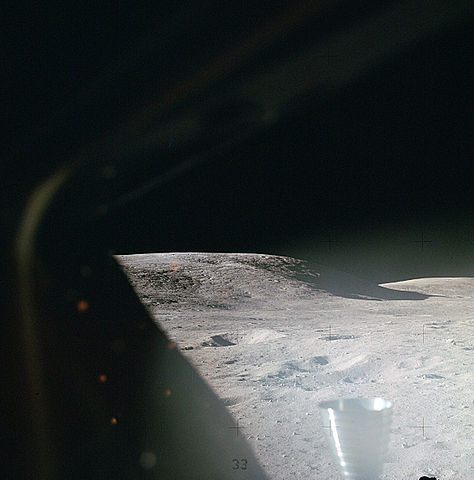 Pohled z okénka Orionu těsně po přistání