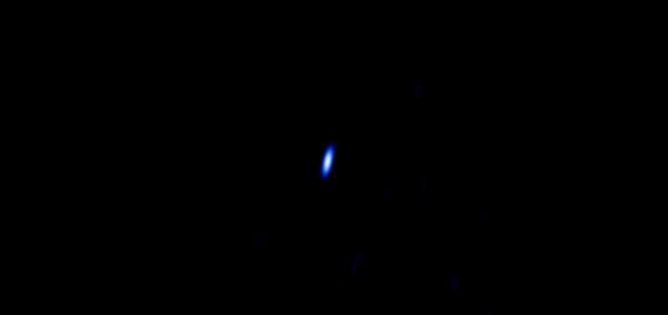 Snímek Voyageru 1 v rádiovém pásmu pořízený 21. února 2013 za pomoci sítě deseti radioteleskopů VLBA (Very Long Baseline Array) táhnoucí se v délce 8 000 km od Havaje po Panenské ostrovy. V době snímkování byl od nás Voyager 1 18,5 miliard kilometrů. Snímek má rozměr 0,5 úhlové vteřiny.