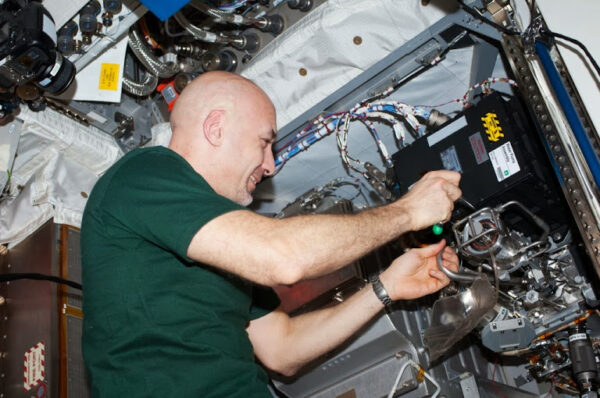 Dobře, že Luca před několika měsíci na ISS vyměnil selhané čerpadlo za nové.