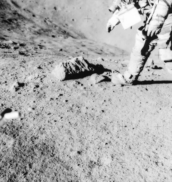Geologický průzkum v kráteru Spur, Zastávka 7 , EVA 2, Apollo 15, srpen 1971 zdroj:gizmodo.com