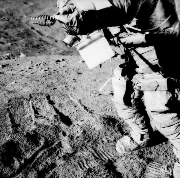 Detailní záběr Davida Scota pokrytého lunárním prachem, Apollo 15, srpen 1971 zdroj:gizmodo.com