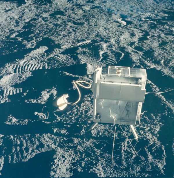 Detektor lunární ionosféry a atmosféry (Lunar Ionosphere and Atmosphere detector), EVA 1, Apollo 12, listopad 1969 zdroj:gizmodo.com