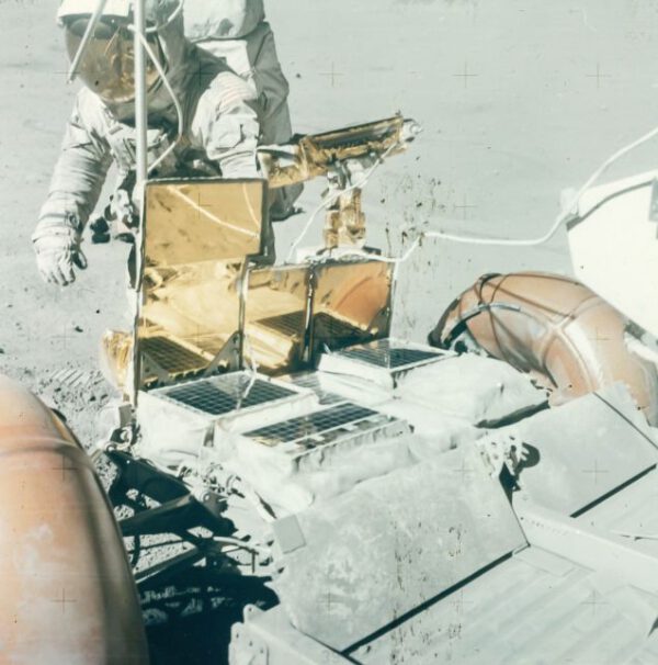 Charles Duke před Roverem, EVA 3, Apollo 16, duben 1972 zdroj:gizmodo.com