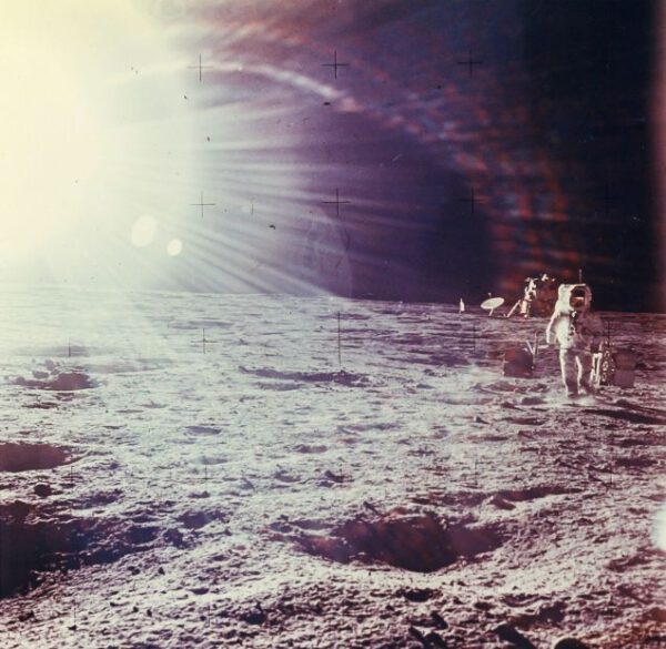 Sluneční záře nad Alanem Beanem vynášejícím vědecké vybavení ven z lunárního modulu, EVA 1, Apollo 12, listopad 1969 zdroj:gizmodo.com