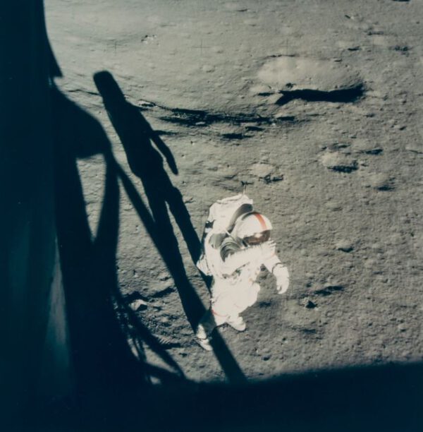 Alan Shepard na měsíčním povrchu, EVA 1, Apollo 14, únor 1971 zdroj:gizmodo.com