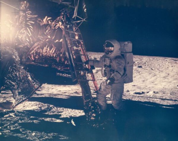Astronaut Alan Bean při svém prvním kroku na lunární povrch, EVA 1, Apollo 12, listopad 1969 zdroj:gizmodo.com