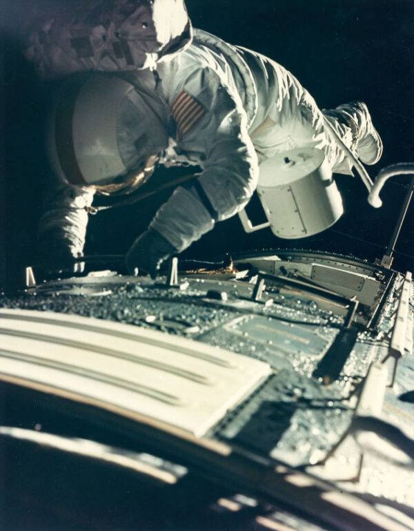Poslední výstup do kosmického prostoru mimo ochranné pole Země, Ronald Evans, Apollo 17, prosinec 1972 zdroj:gizmodo.com