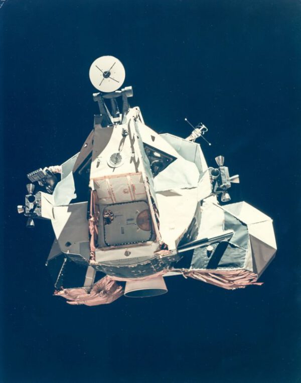 Horní stupeň lunárního modulu při návratu z Měsíce, Apollo 17, prosinec 1972 zdroj:gizmodo.com