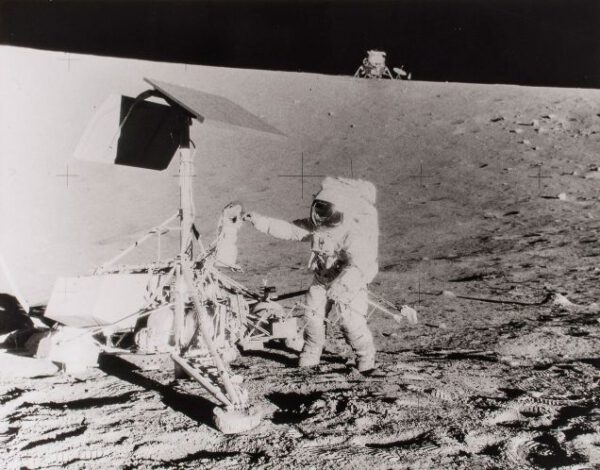 Pete Conrad a dva americké kosmické stroje na měsíčním povrchu, Apollo 12, listopad 1969 zdroj:gizmodo.com