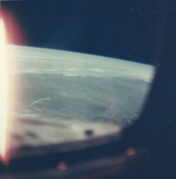 Země osvětlená Sluncem během prvního obletu, Gemini 3, březen 1965 zdroj:gizmodo.com