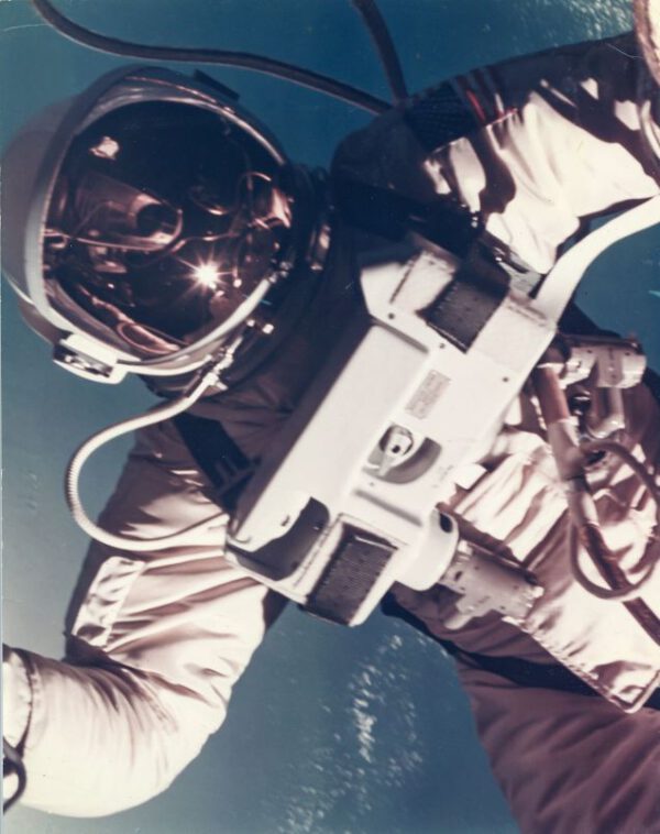 První americká kosmická procházka, Ed White nad jižní Kalifornií, Gemini 4, 3.června 1965 zdroj:gizmodo.com