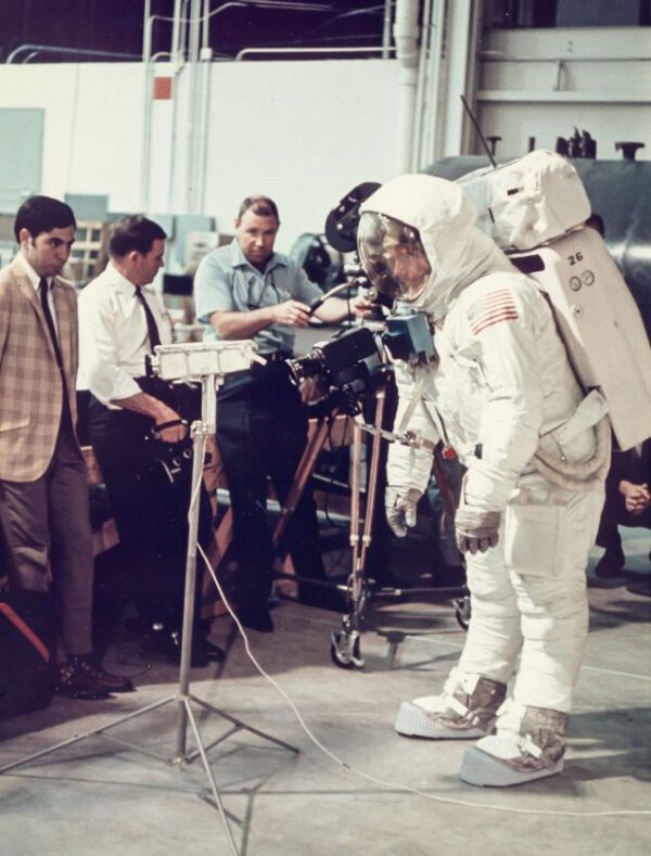 Neil Armstrong při nácviku kosmické procházky, Apollo 11, červen 1969 zdroj:gizmodo.com