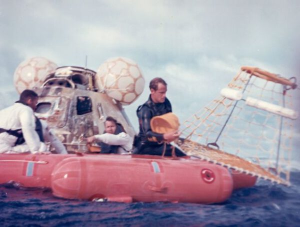 Bezpečné přistání velitelského modulu a záchrana astronautů v Pacifiku, Apollo 13, duben 1970 zdroj:gizmodo.com