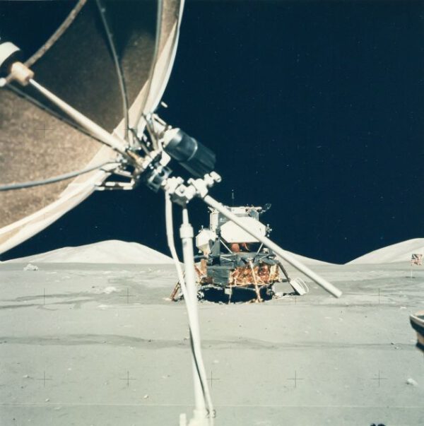 Lunární modul Challenger zachycený z Roveru během návratu k místu přistání, EVA 3, Apollo 17, prosinec 1972 zdroj:gizmodo.com