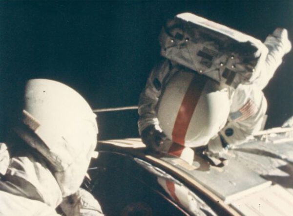 Kosmický výstup Thomase Mattinglyho během návratu od Měsíce, Apollo 16, duben 1972 zdroj:gizmodo.com