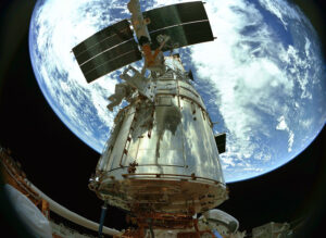 Scéna z IMAX 3D filmu natočená ve vesmíru z nákladového prostoru raketoplánu během servisní mise u Hubbleova vesmírného teleskopu.