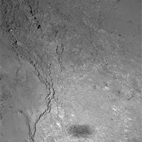 Stín sondy Rosetty na povrchu komety 67P