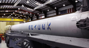 Raketa Falcon 9 v montážní hale