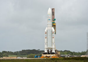 Ariane 5 je přepravována ke startovací rampě Zdroj: http://spaceflightnow.com/