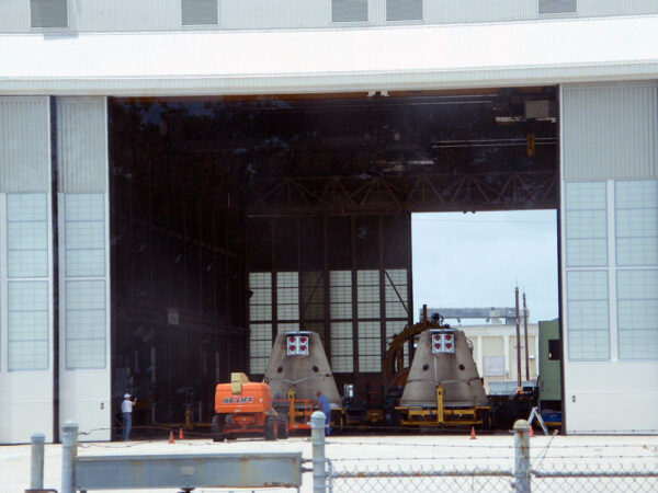 Mys Canaveral skutečně nebylo muzeum: k vidění tu bylo třeba ošetřování předních částí motorů SRB po letu (pohled otevřenými vraty hangáru A­F, který možná již letos čeká demolice).