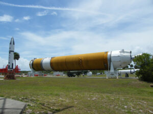 Prototyp stupně CBC rakety Delta IV, vlevo pak raketa Polaris.
